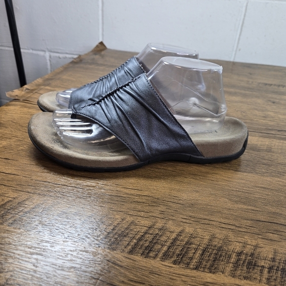 Taos Gift 2 Blue Shirred Leather Thong Sandals - Picture 6 of 9